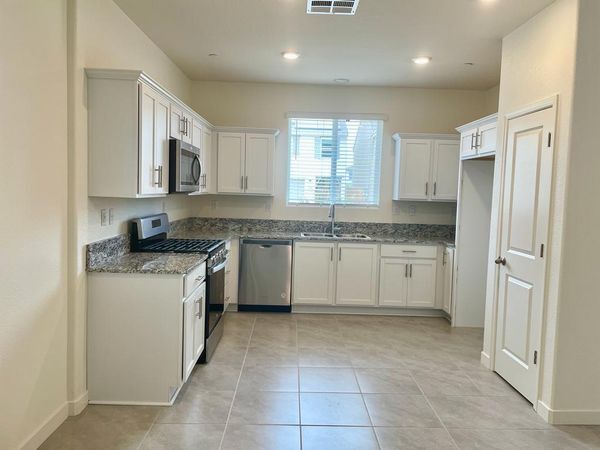 Kitchen - 368 Shafer Ave