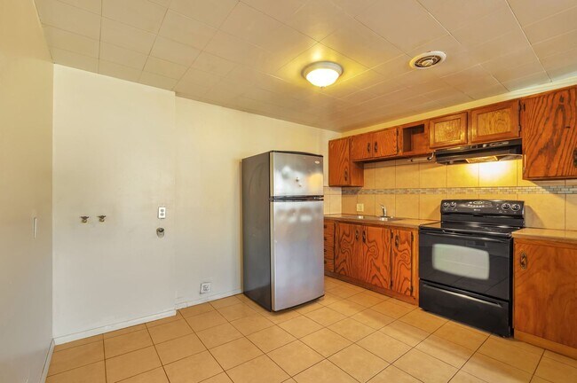 Building Photo - Unique Tri-Plex