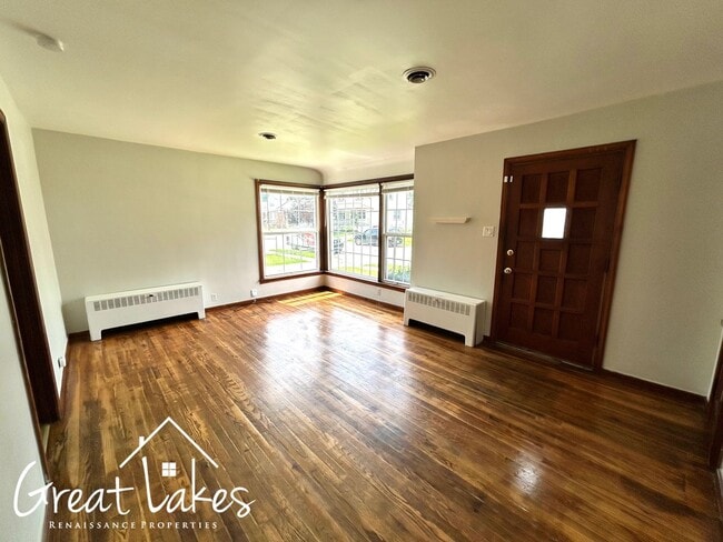 Building Photo - Stunning 3 Bedroom 1 Bathroom now availabl...