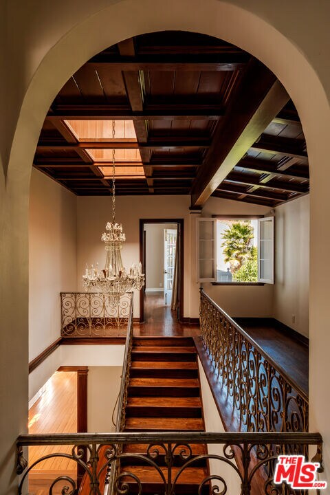 Building Photo - 1004 N Beverly Dr