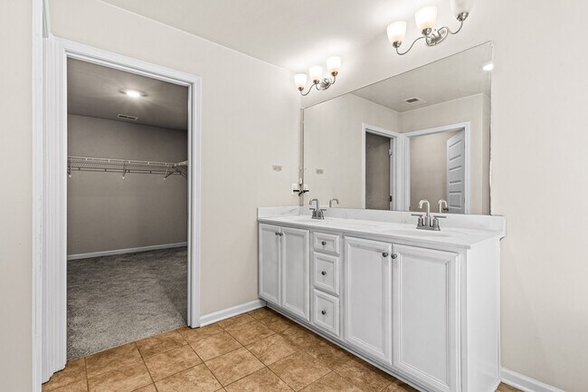 Building Photo - 2635 Ridge Manor Dr