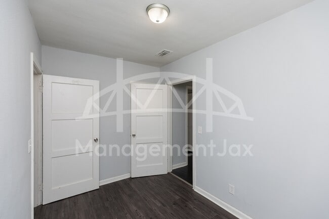 Building Photo - 2325 Westbrook Cir N