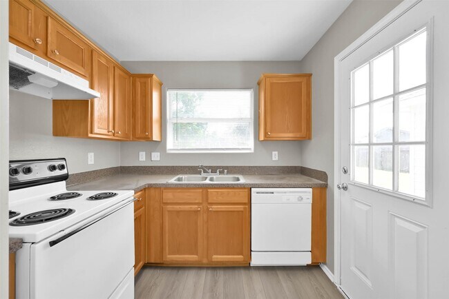 Building Photo - 2214 Shady Tree Ln