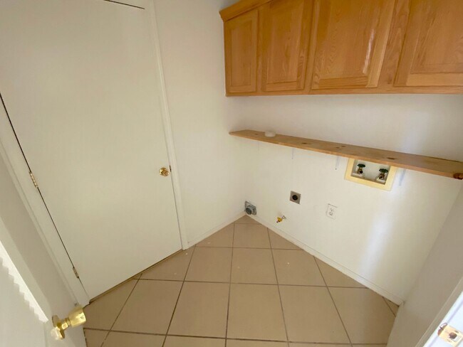 Building Photo - East El Paso 5Bed/3Bath Refrig A/C!