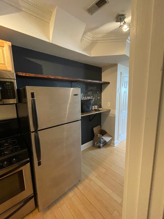 Building Photo - 550 Hobart Plz NW