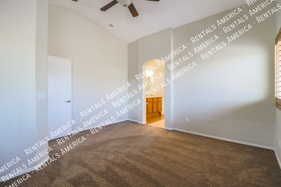 Building Photo - 2033 N Thunderbird Ave