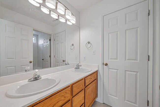 Building Photo - 4902 Hibernia Dr