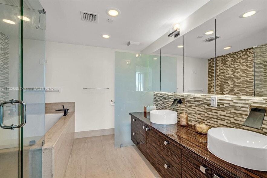 Building Photo - 5875 Collins Ave