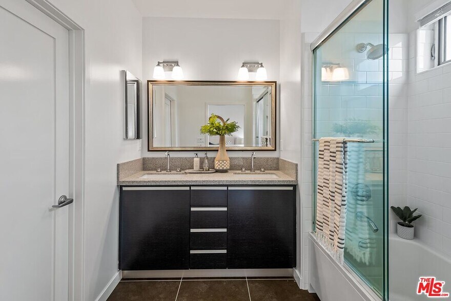 Upstairs Guest Bathroom - 310 Washington Blvd