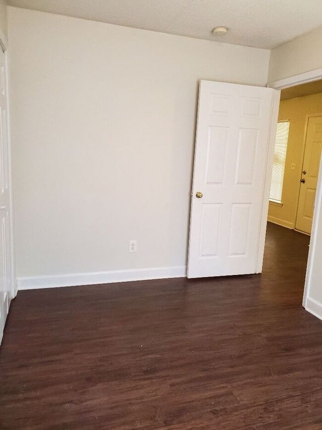 Building Photo - Gorgeous, like new with all stainless appliances!