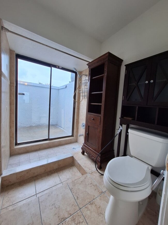 Building Photo - Spacious 4-Bed, 3-Bath Belle Isle Home wit...