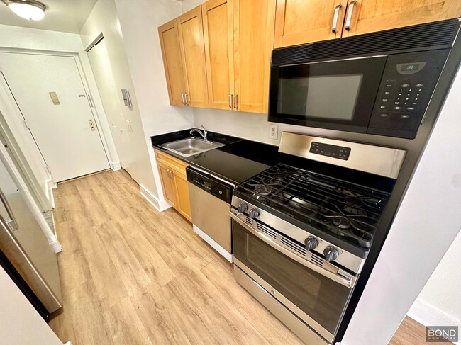Building Photo - 323 W 96th St