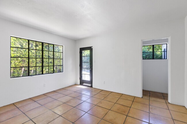 Building Photo - 839 N Avenida Olivos