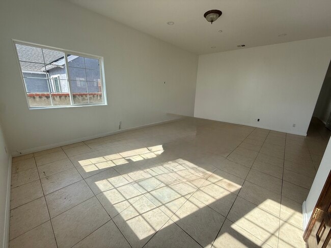 Building Photo - 2045 Bellevue Dr