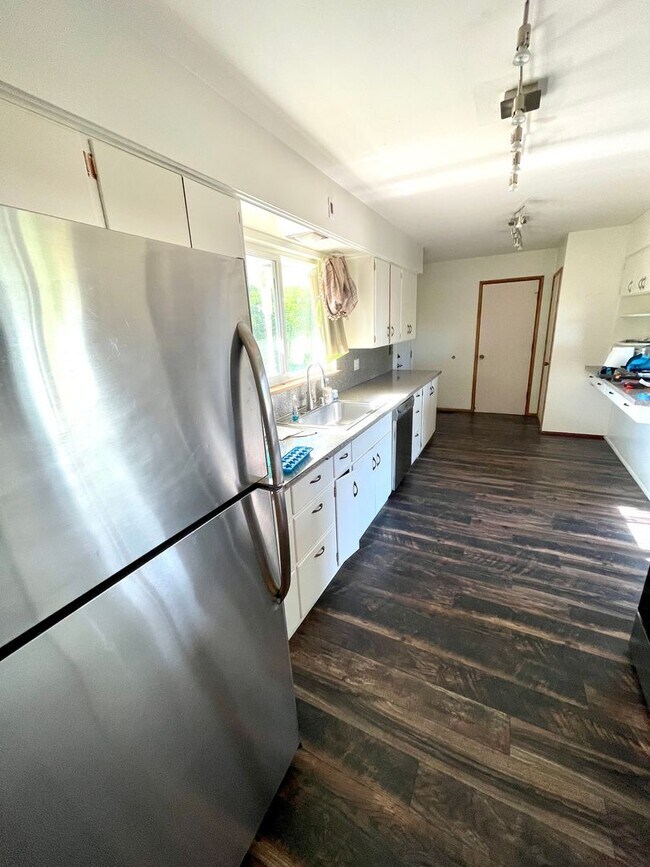 Building Photo - 4-Bedroom North Tacoma Home with Stunning ...