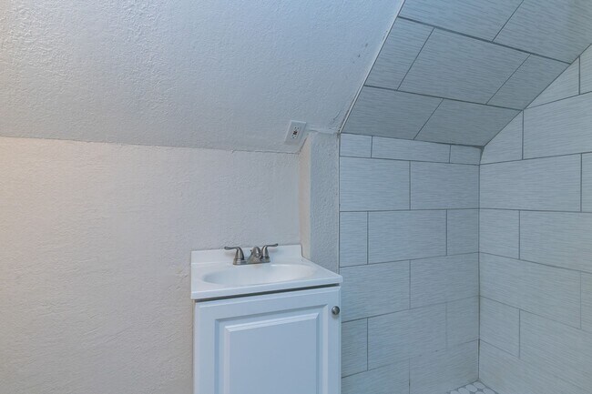 Building Photo - 2024 E 48th Terrace
