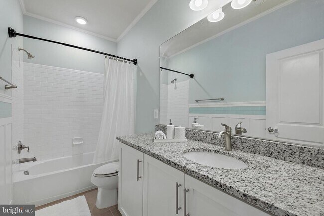 Building Photo - 621 Bluemont Ave
