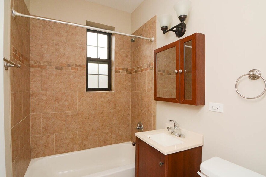 Building Photo - 896 Green Bay Rd