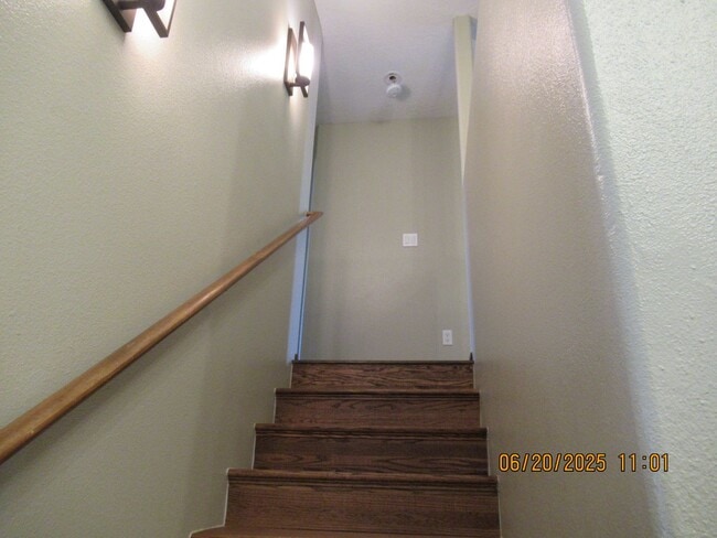Building Photo - Massive 5Bed, 4Bath, 2Story Home Located i...