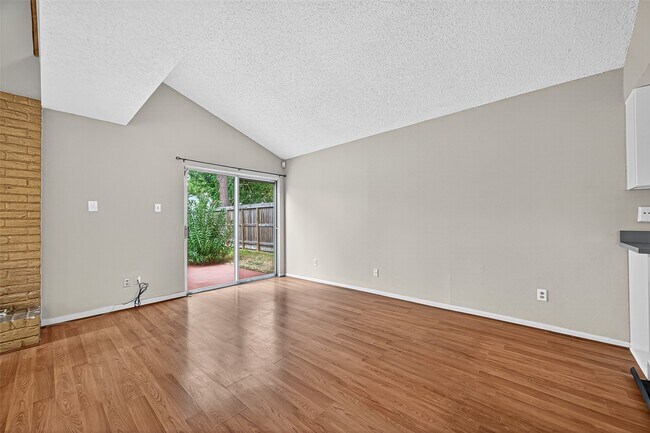 Building Photo - 2042 Hilton Head Dr