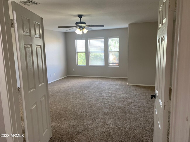 Building Photo - 494 W Cotton Ln