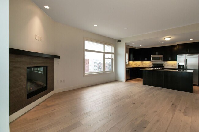 Building Photo - Gorgeous 2 BD/2BA Top Floor Condo In Great Peloton Community! Available August 7!