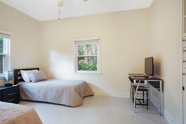 Building Photo - 1647 Lake Ella Dr