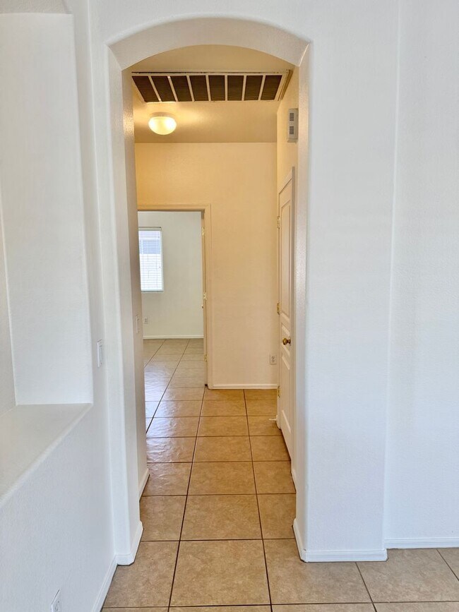 Building Photo - 4 Bedroom/2 Bath Single Level Home In Avondale! Golf Course Lot