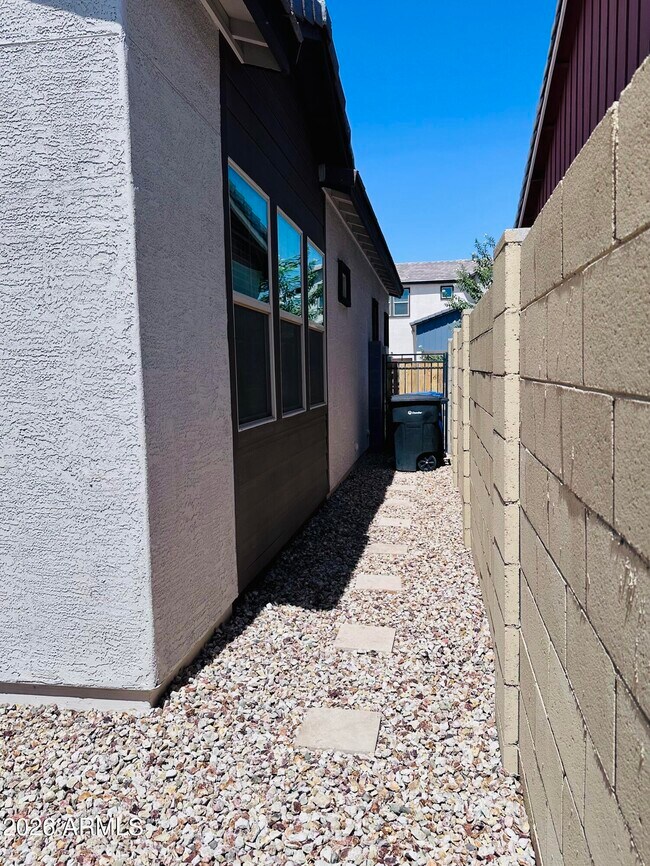 Building Photo - 1935 E Wisteria Dr