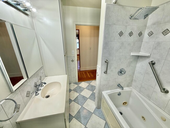 Building Photo - 252 Stoakes Ave