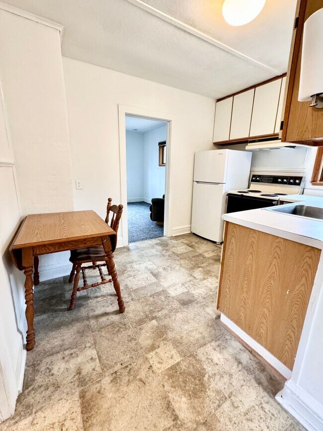 Building Photo - AVAILABLE August 15th - 2 BED, 1 BATH HOME