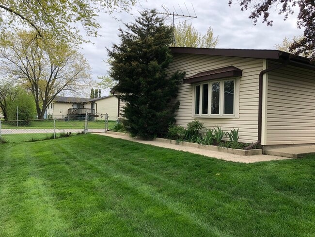 Building Photo - 1126 Parkview Dr