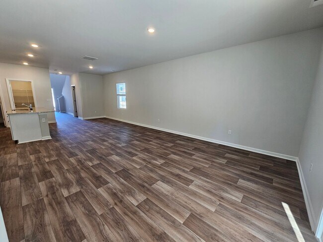 Building Photo - 5 Bedroom/ 2.5 Bath in Waterfall Village