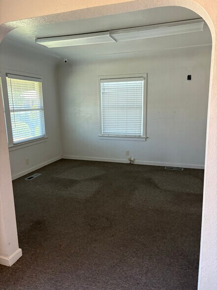Building Photo - 1400 W Canal Dr