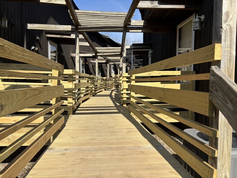 Building Photo - 14B Country Squire Dr