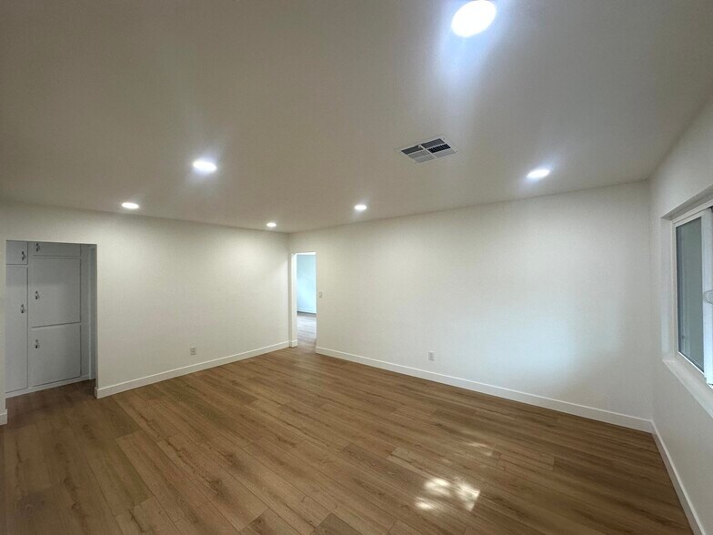 Building Photo - 836 W Olive Ave