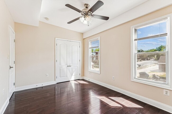 Building Photo - Charming and very Spacious 3 BR/3.5 BTH in...