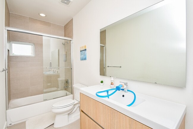 Building Photo - 5519 Paraiso Pl