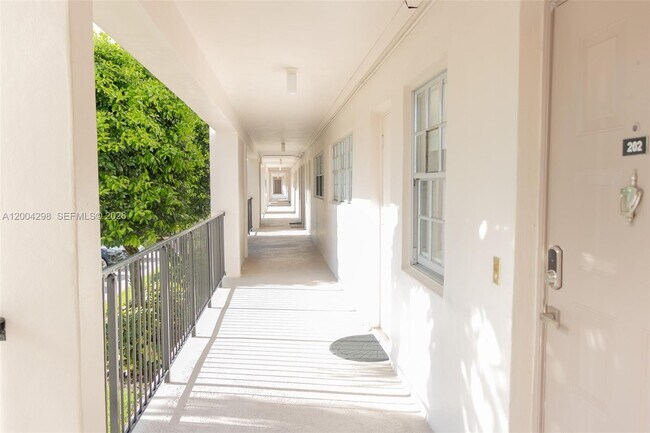 Building Photo - 3250 N Palm Aire Dr