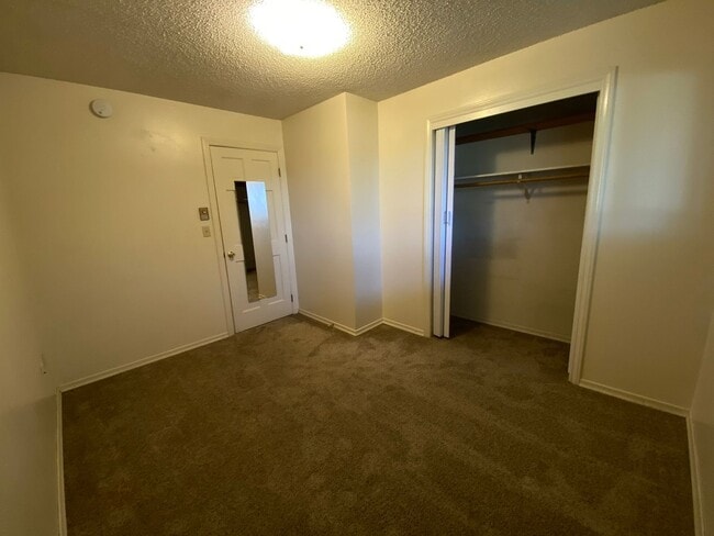 Building Photo - Spacious 3 Bedroom 1.5 Bath Duplex
