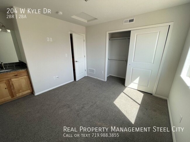 Building Photo - 204 W Kyle Dr