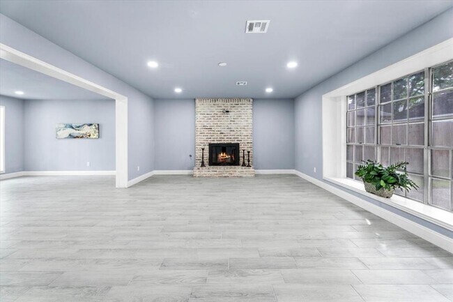 Building Photo - 1411 Grand Valley Dr