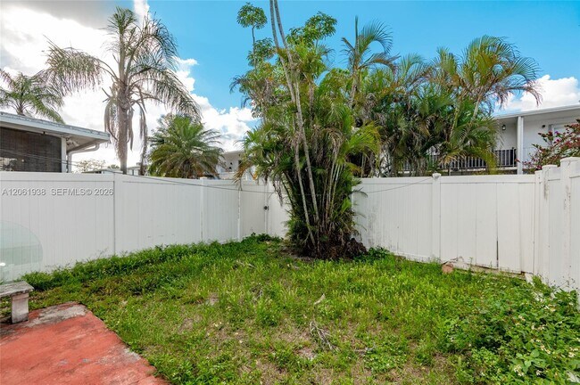 Building Photo - 6768 SW 39th Ct