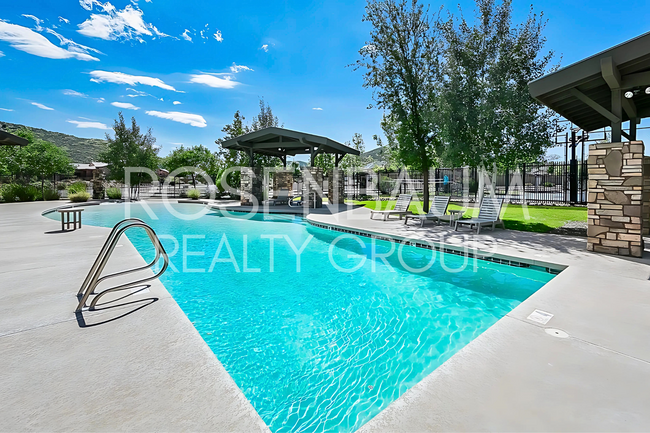 Building Photo - Beautiful 3-bedrooms, 2.5-baths home in th...