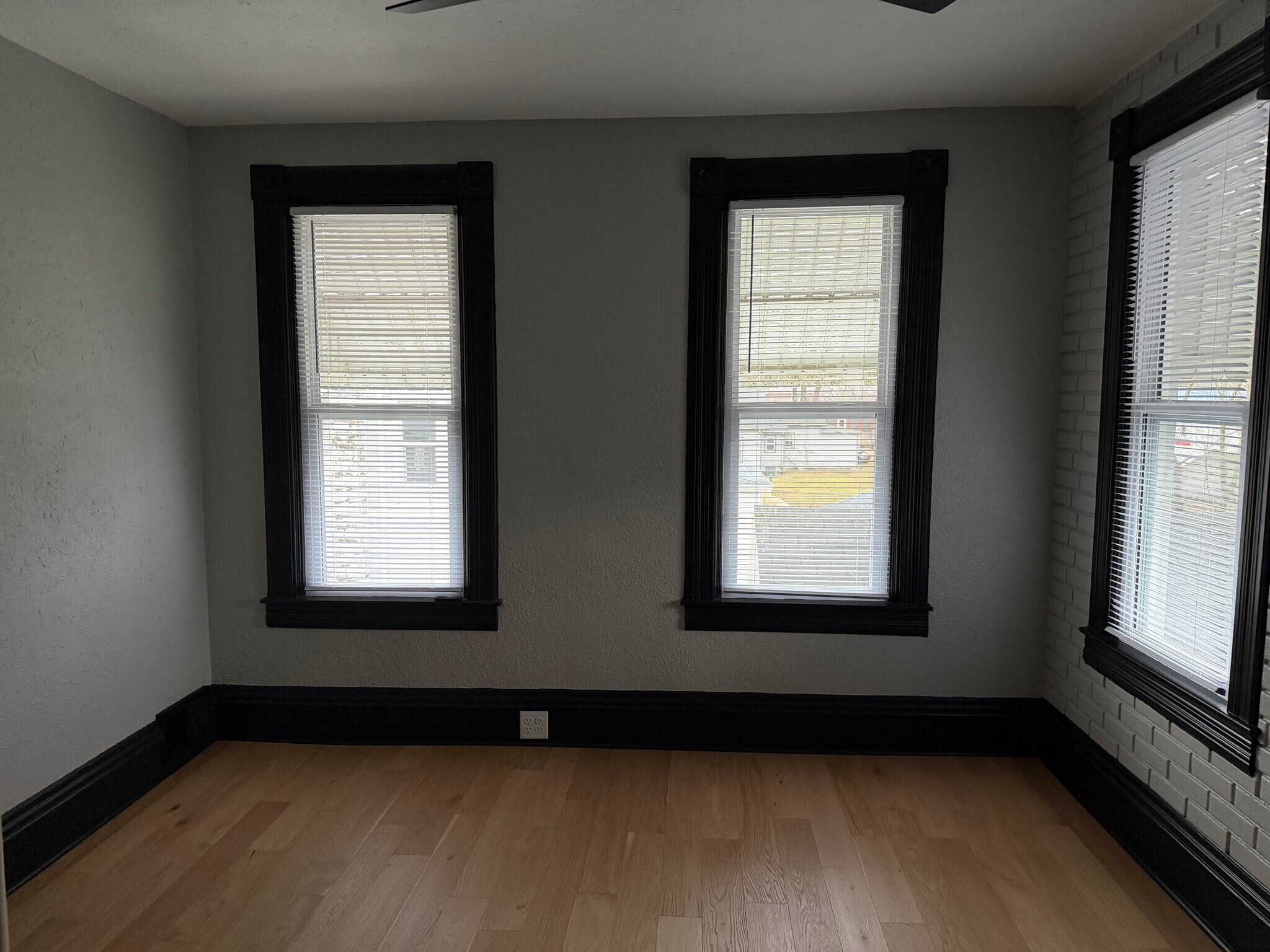 Building Photo - 517 Livingston