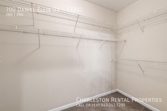 Building Photo - 700 Daniel Ellis Dr
