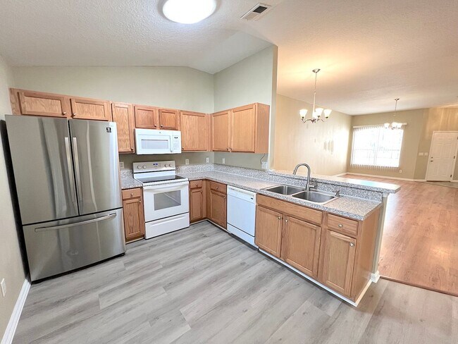 Building Photo - Huge 4 Bed 3 Bath 2 Car Townhome w FENCED YARD  for Rent!