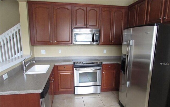 Building Photo - Beautiful 3 Bed 2.5 Bath Gated Townhome fo...