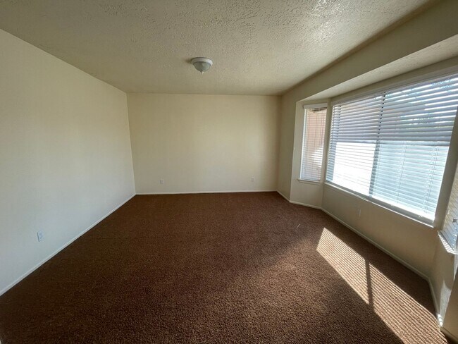 Building Photo - Hesperia-Refurbished- 3 Bedrooms, 2 Bathro...