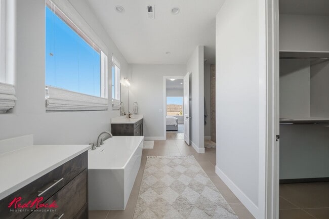 Building Photo - 4 Bedroom Home with Gorgeous Views